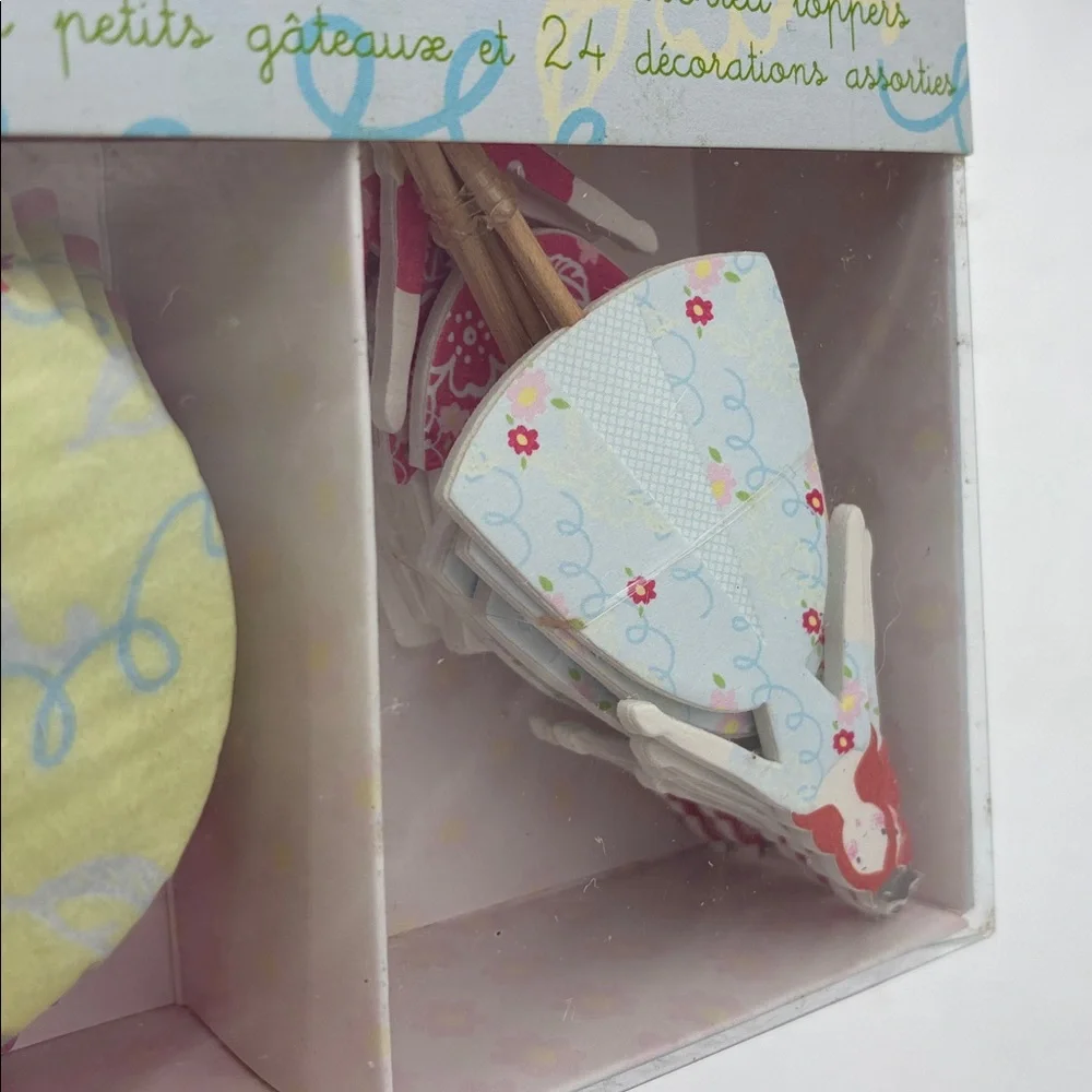Williams Sonoma Calling All Princesses Cupcake Kit - Pink and Purple